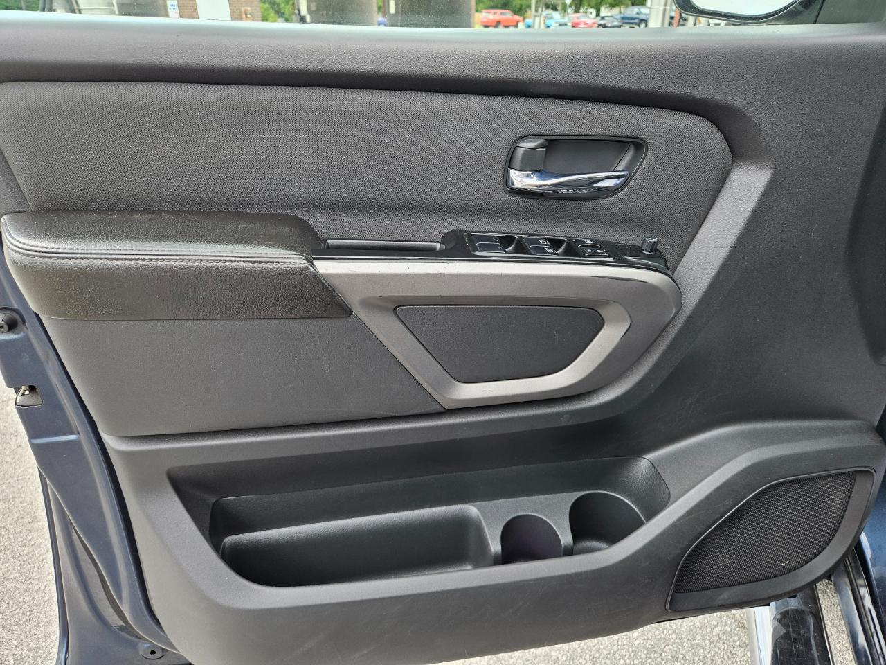 Nissan Titan 4WD Crew Cab SWB SV 2015