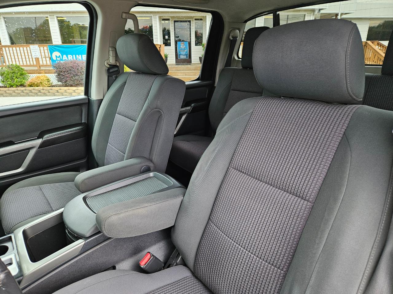 Nissan Titan 4WD Crew Cab SWB SV 2015