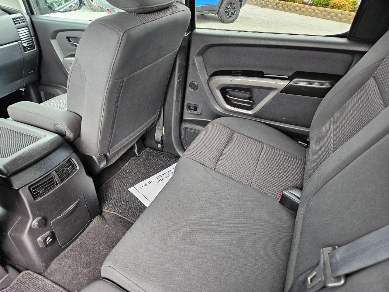 Nissan Titan 4WD Crew Cab SWB SV 2015