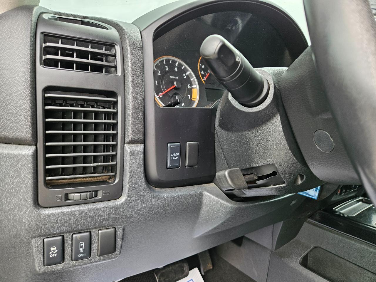 Nissan Titan 4WD Crew Cab SWB SV 2015