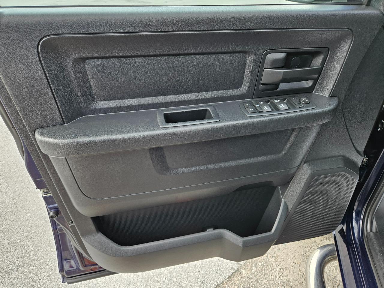 RAM 1500 4WD Crew Cab 140.5" Express 2016