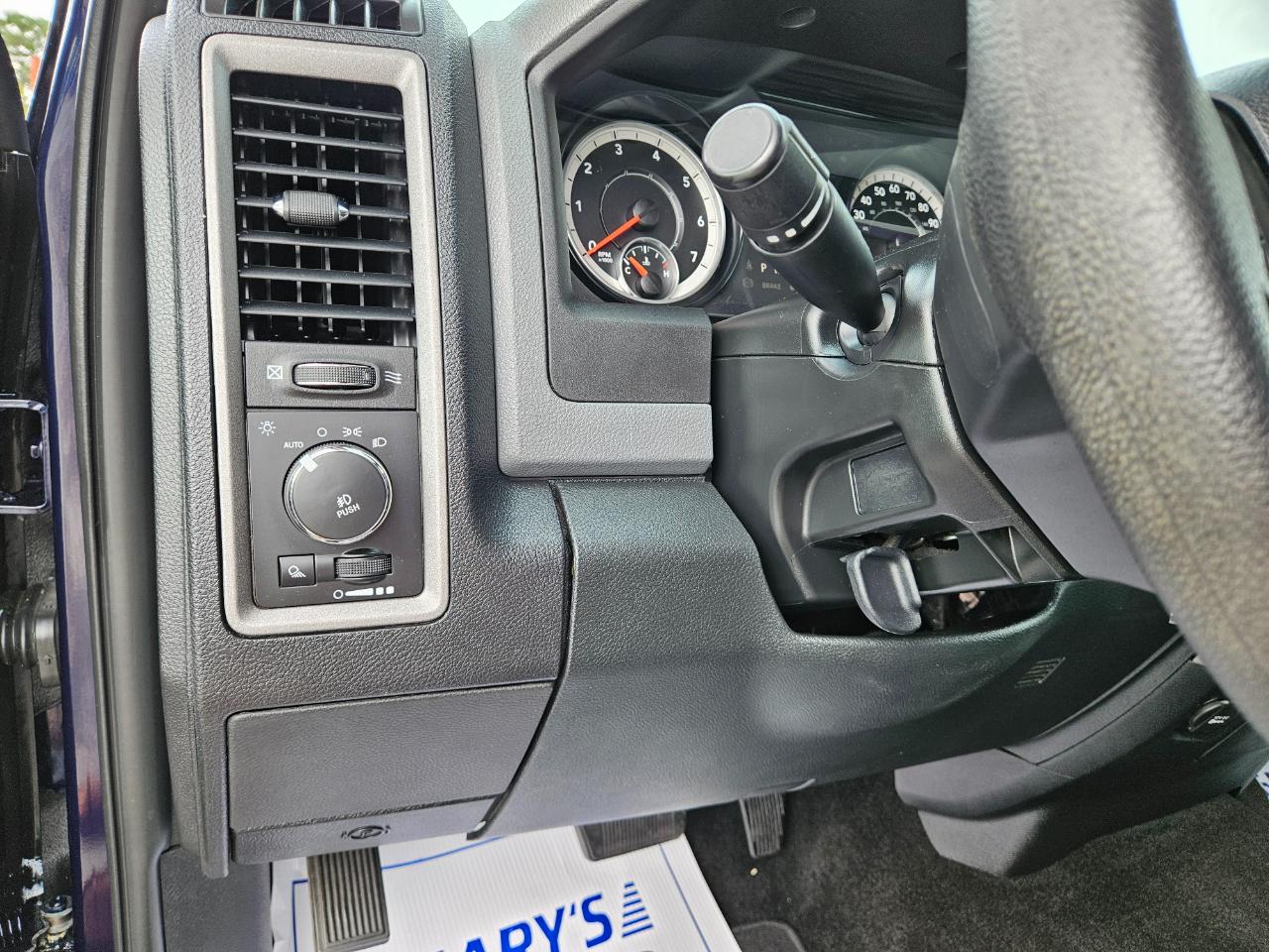 RAM 1500 4WD Crew Cab 140.5" Express 2016