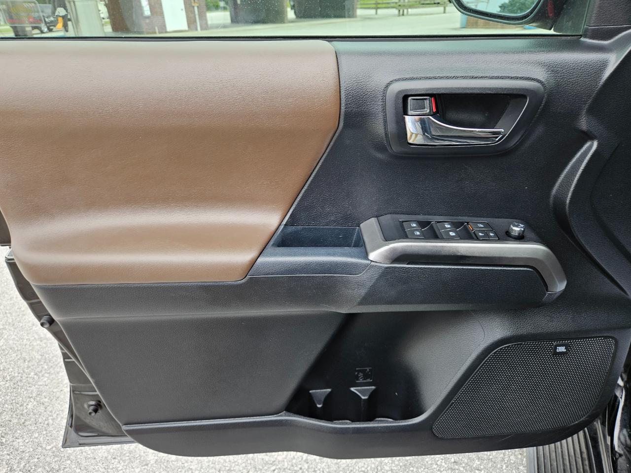 Toyota Tacoma Limited Double Cab 5' Bed V6 4x4 AT (Natl) 2017
