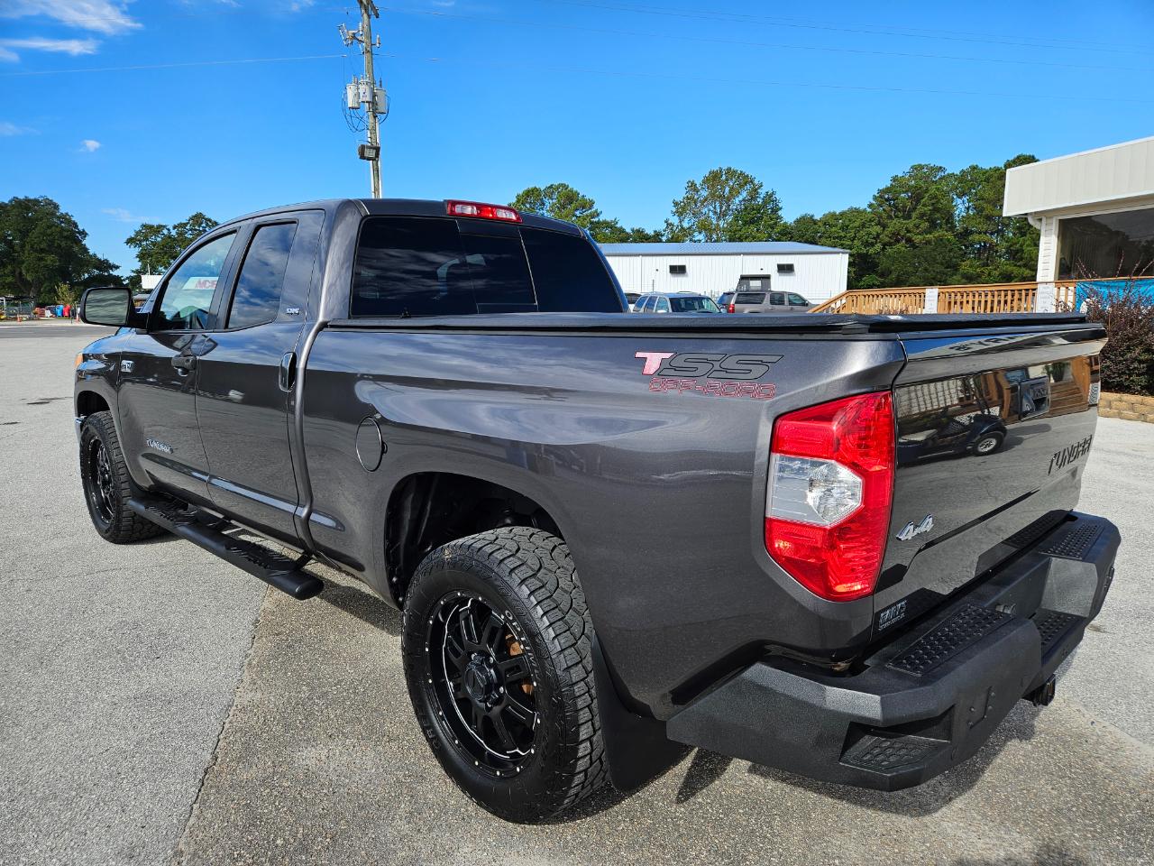 Toyota Tundra 4WD Truck Dbl LB 5.7L V8 6-Spd AT SR5 (Natl) 2016