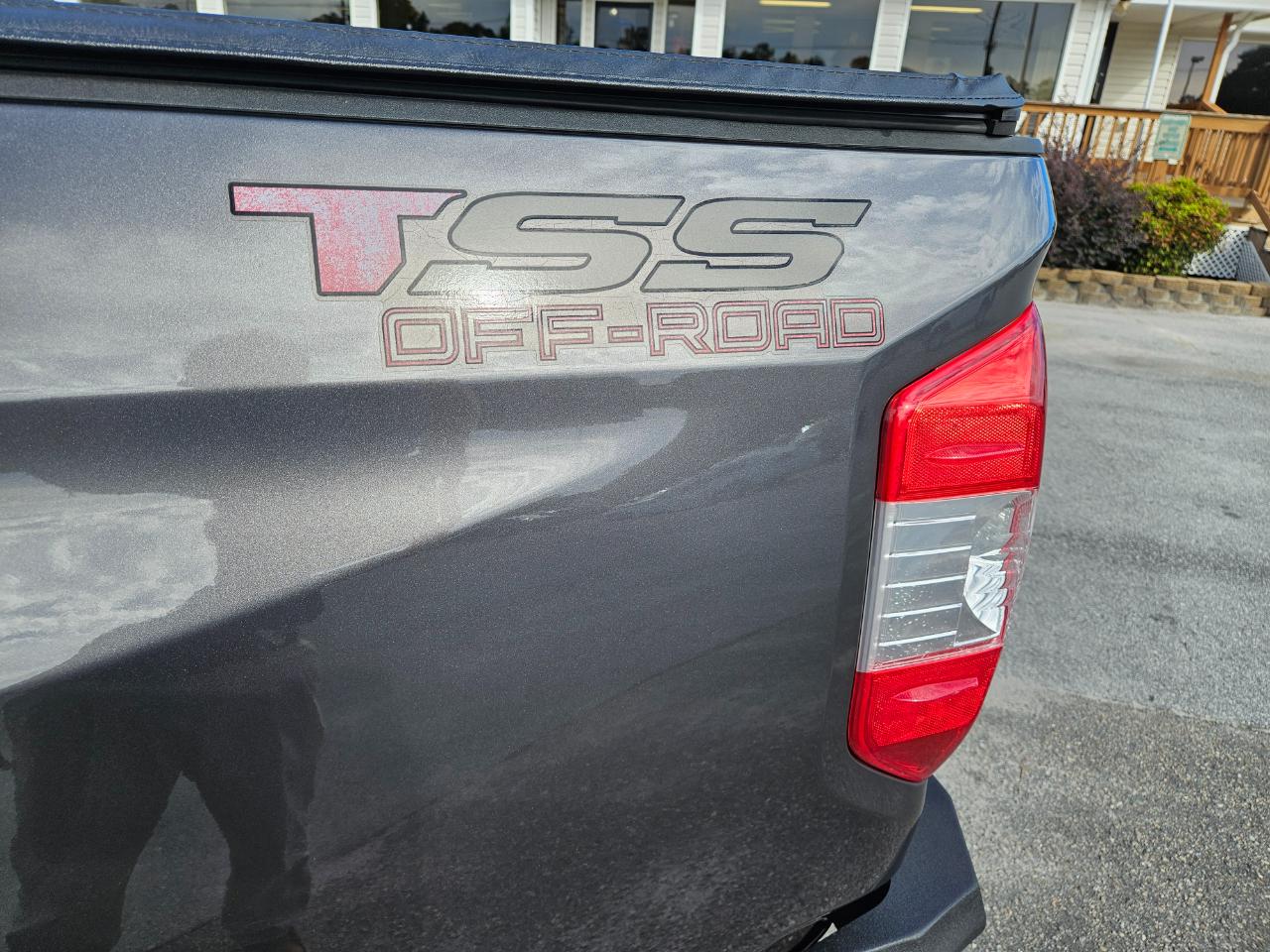 Toyota Tundra 4WD Truck Dbl LB 5.7L V8 6-Spd AT SR5 (Natl) 2016