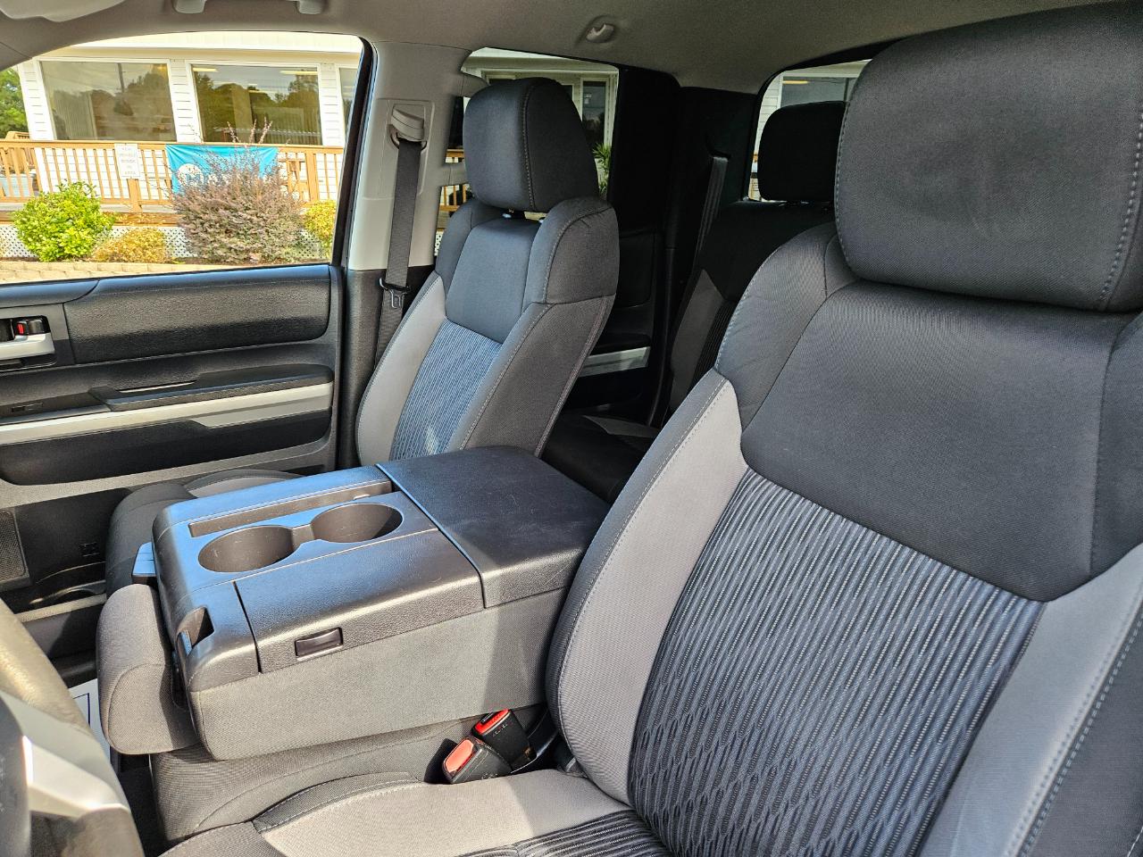 Toyota Tundra 4WD Truck Dbl LB 5.7L V8 6-Spd AT SR5 (Natl) 2016