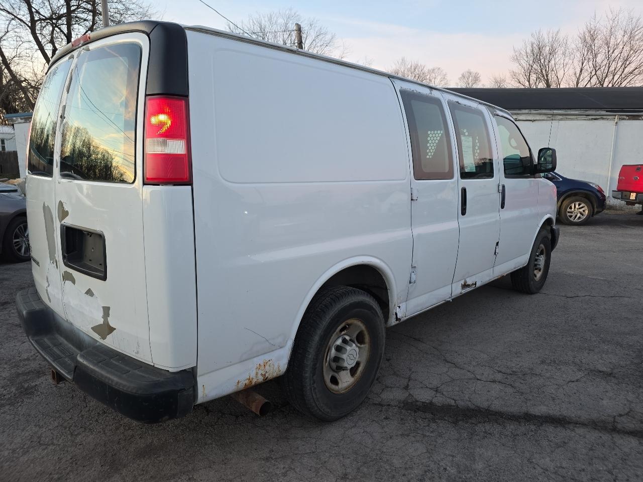 Chevrolet Express Cargo Van RWD 2500 135" 2008