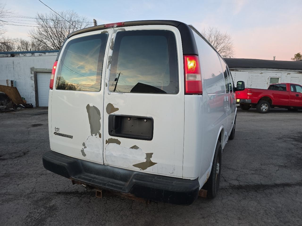 Chevrolet Express Cargo Van RWD 2500 135" 2008