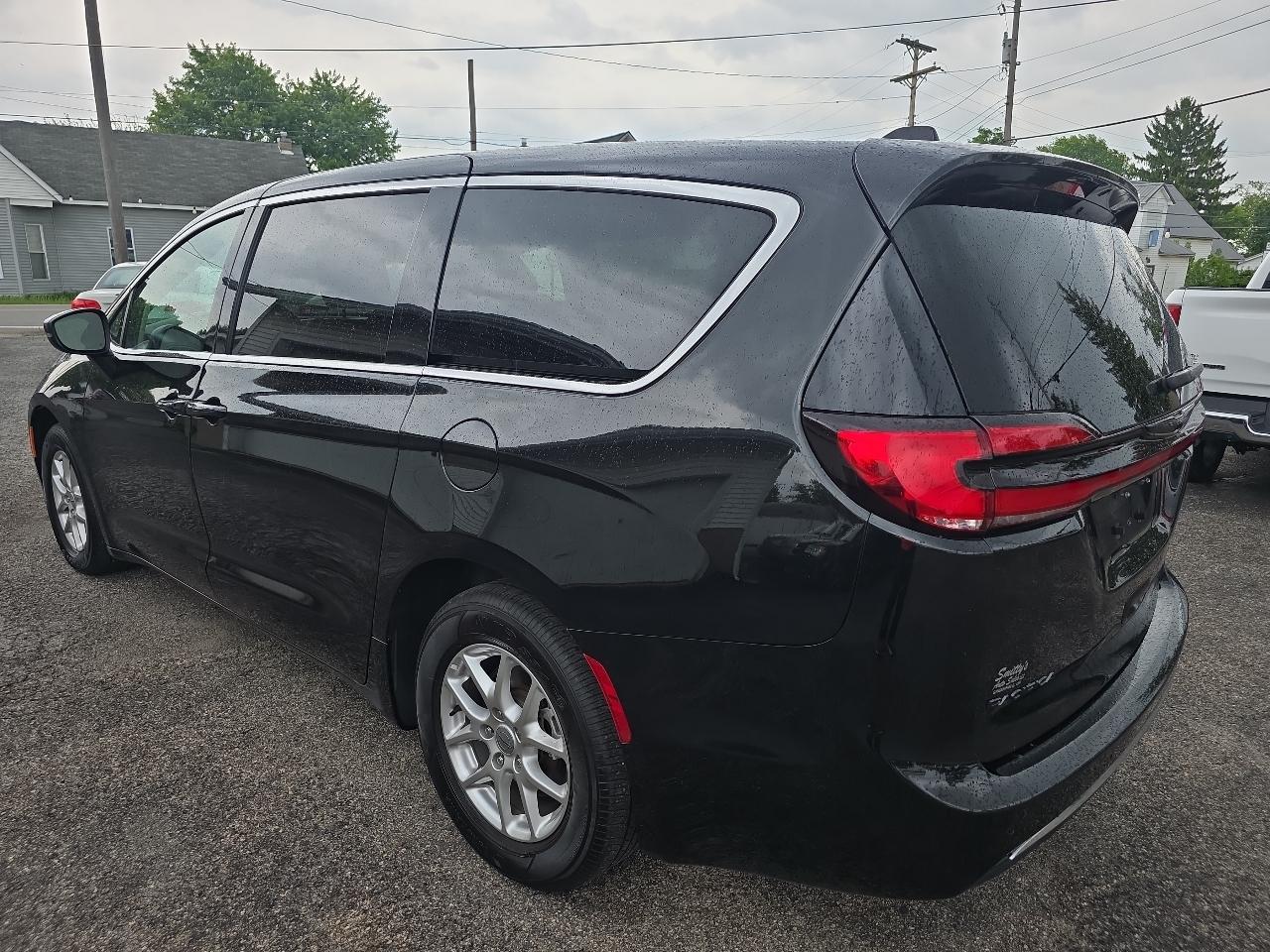Chrysler Pacifica Touring L FWD 2023