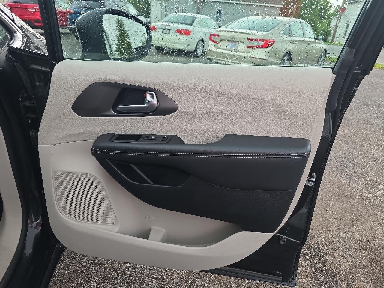 Chrysler Pacifica Touring L FWD 2023