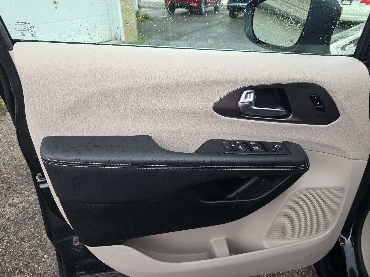 Chrysler Pacifica Touring L FWD 2023