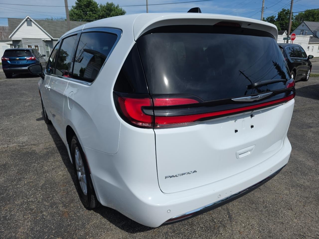 Chrysler Pacifica Select FWD 2025
