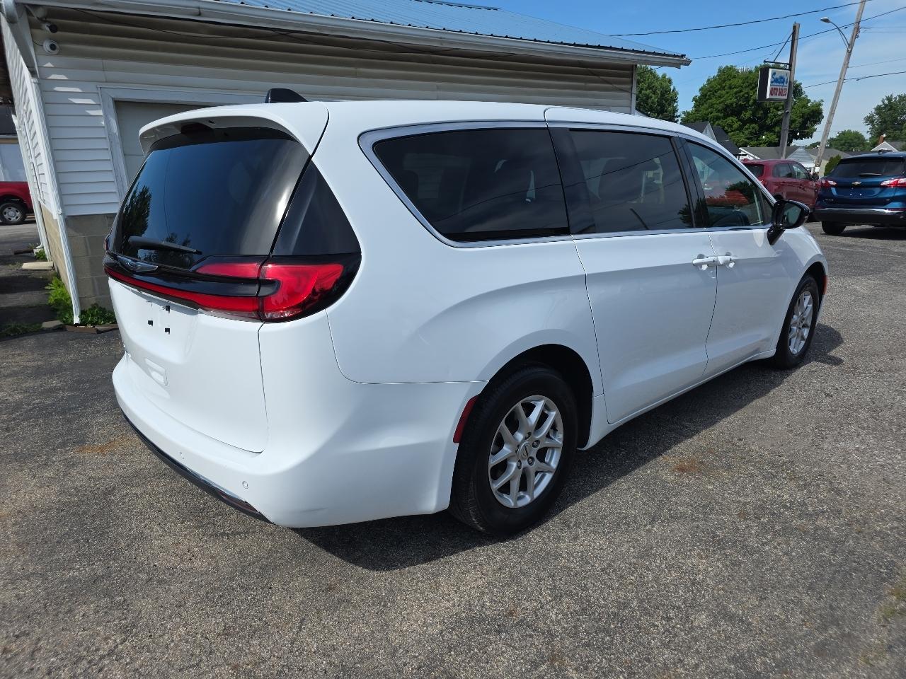 Chrysler Pacifica Select FWD 2025