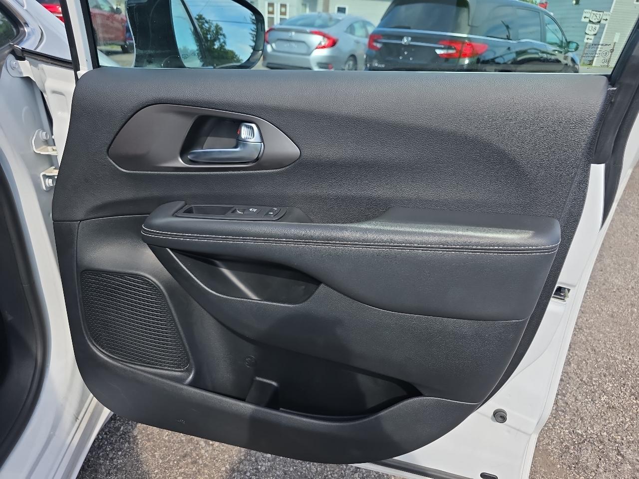 Chrysler Pacifica Select FWD 2025
