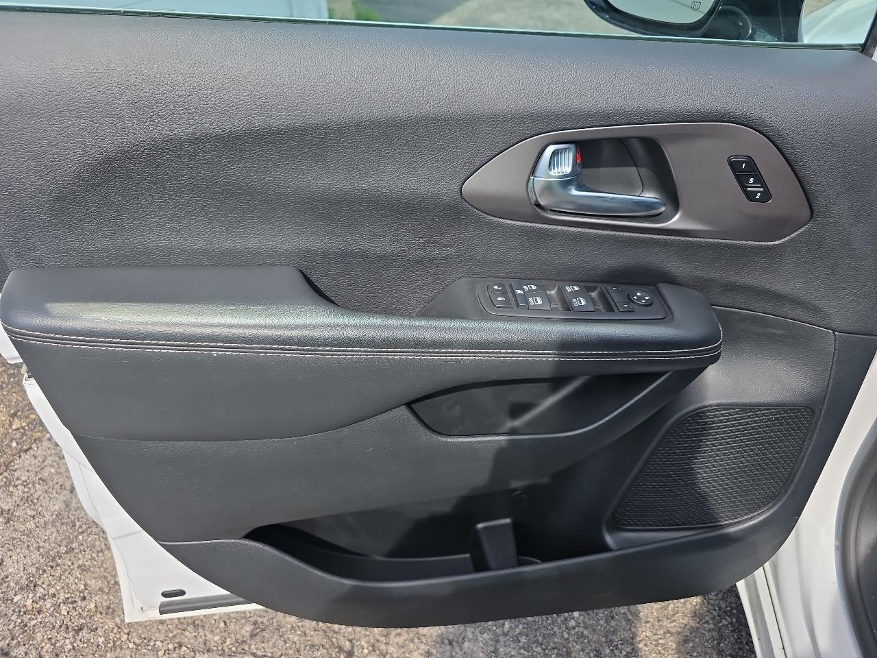 Chrysler Pacifica Select FWD 2025