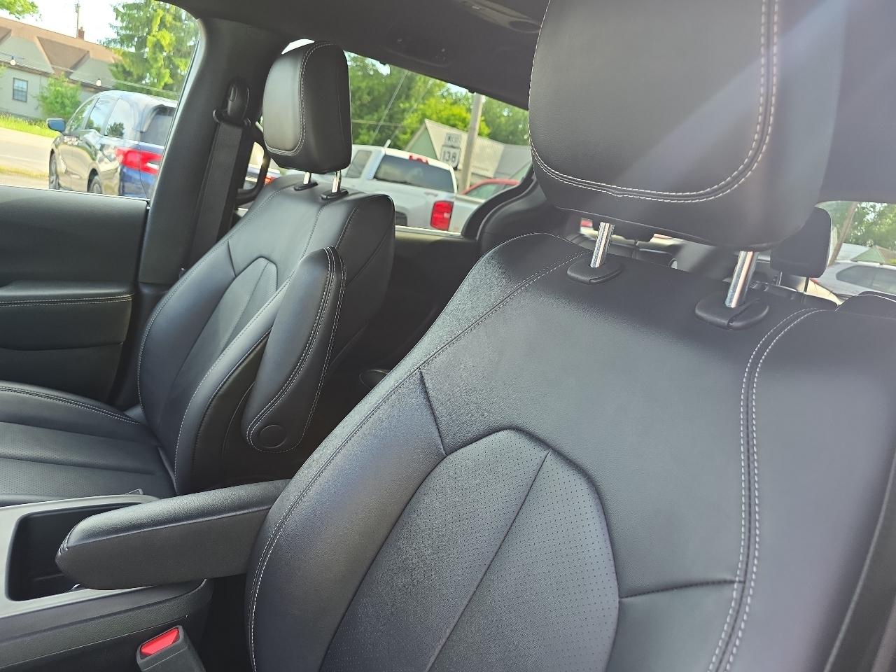 Chrysler Pacifica Select FWD 2025