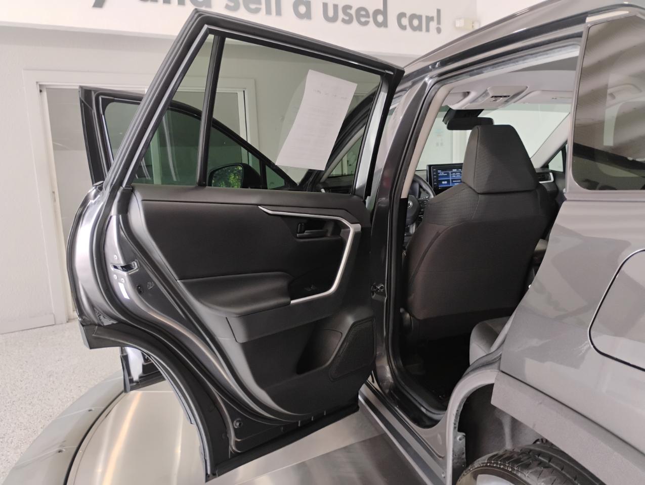 Toyota RAV4 LE 2021