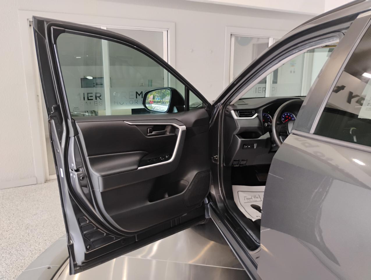 Toyota RAV4 LE 2021