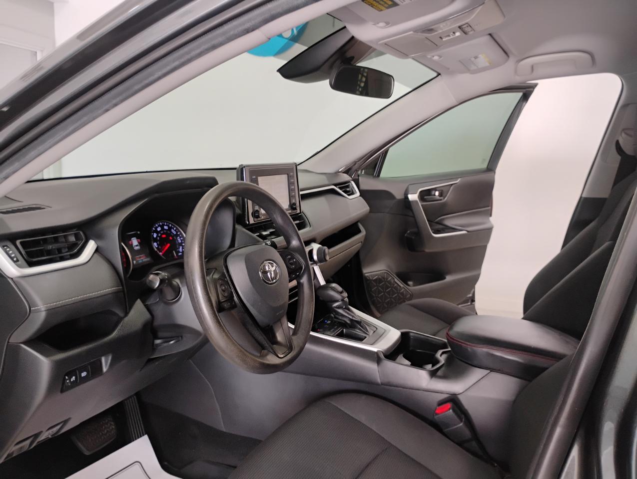 Toyota RAV4 LE 2021
