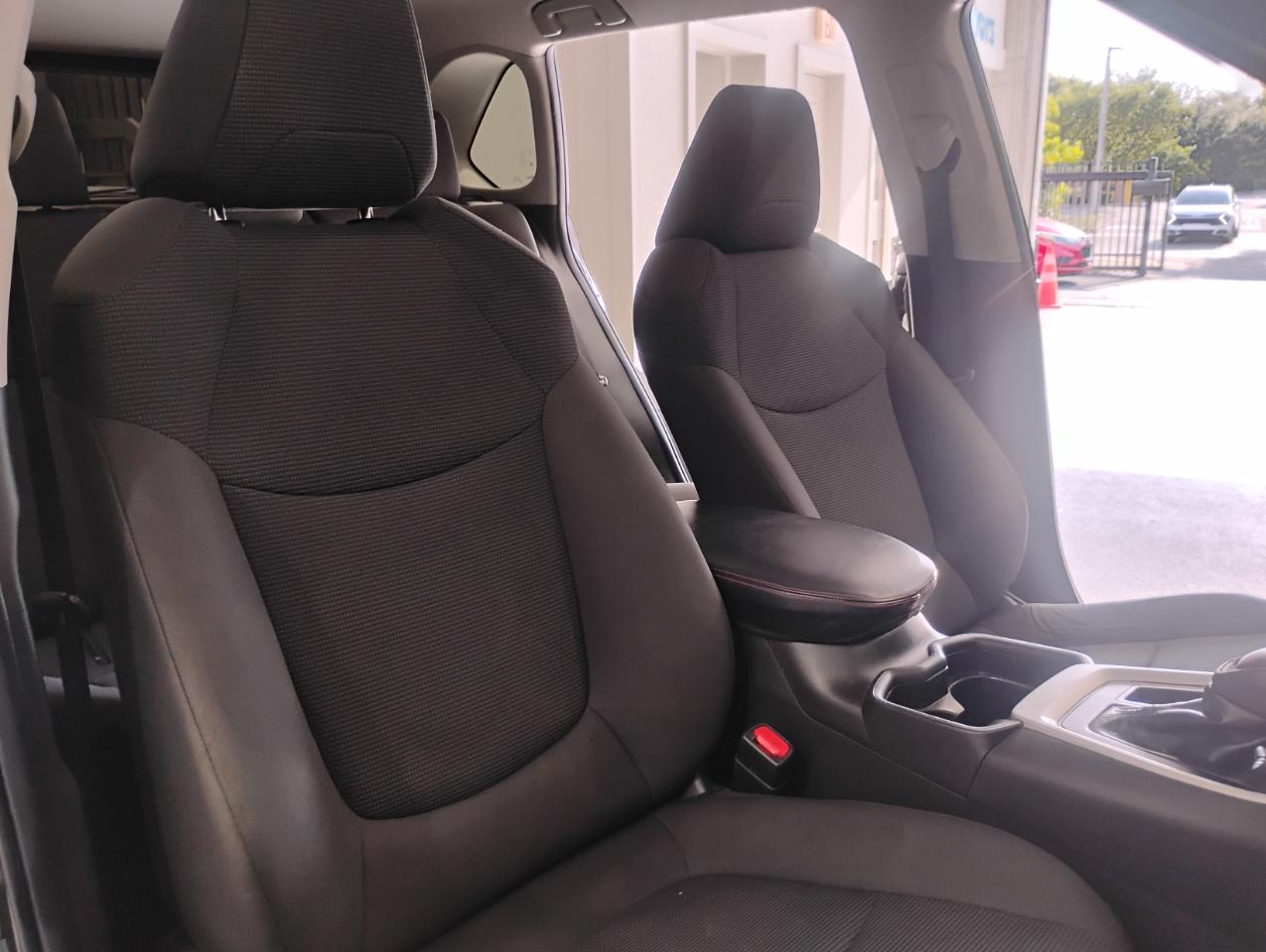 Toyota RAV4 LE 2021