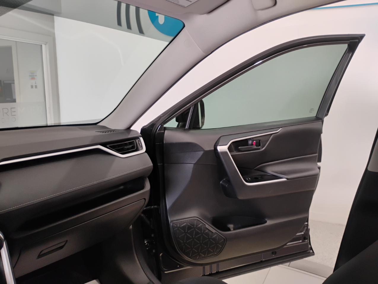Toyota RAV4 LE 2021