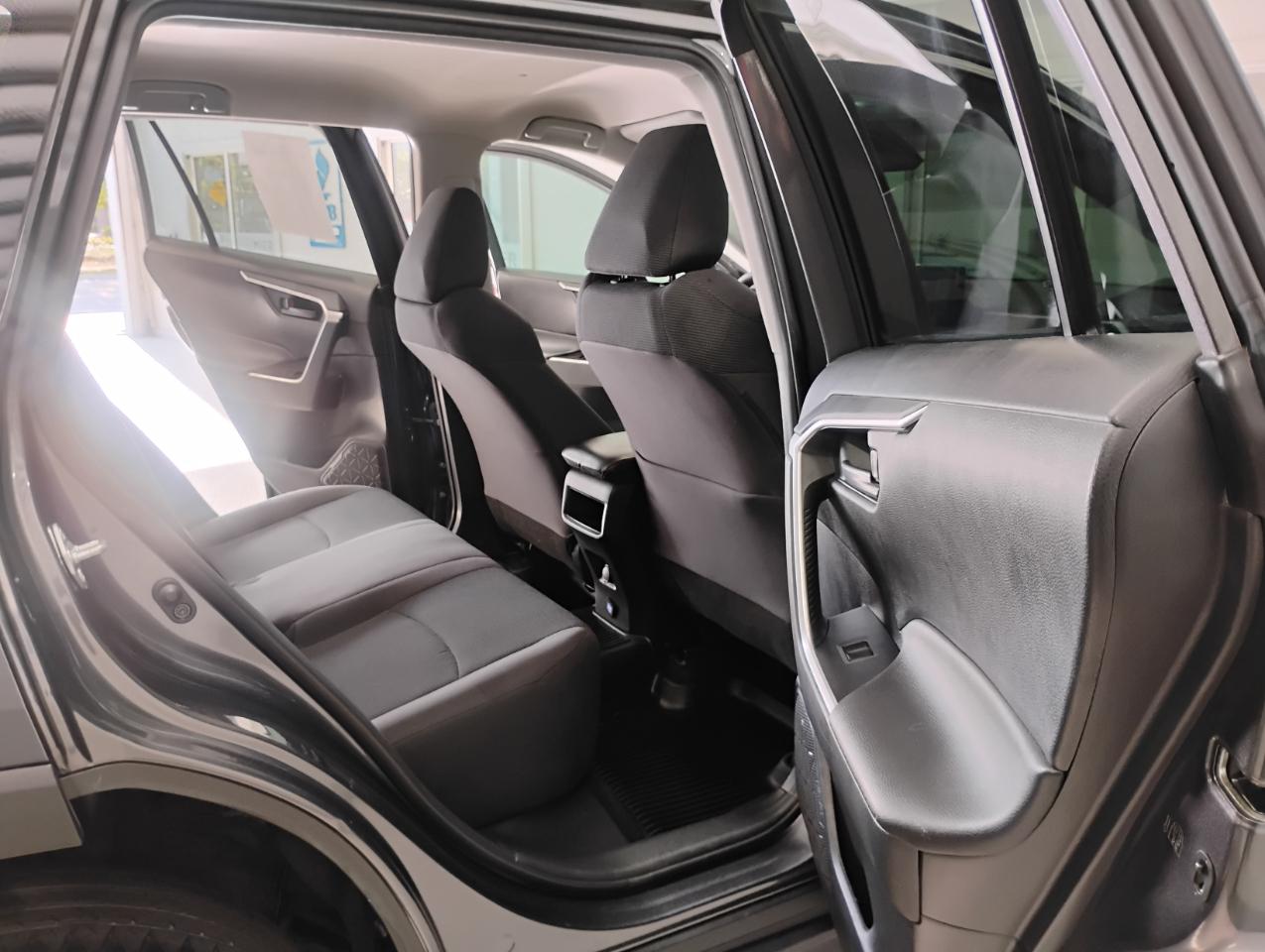 Toyota RAV4 LE 2021