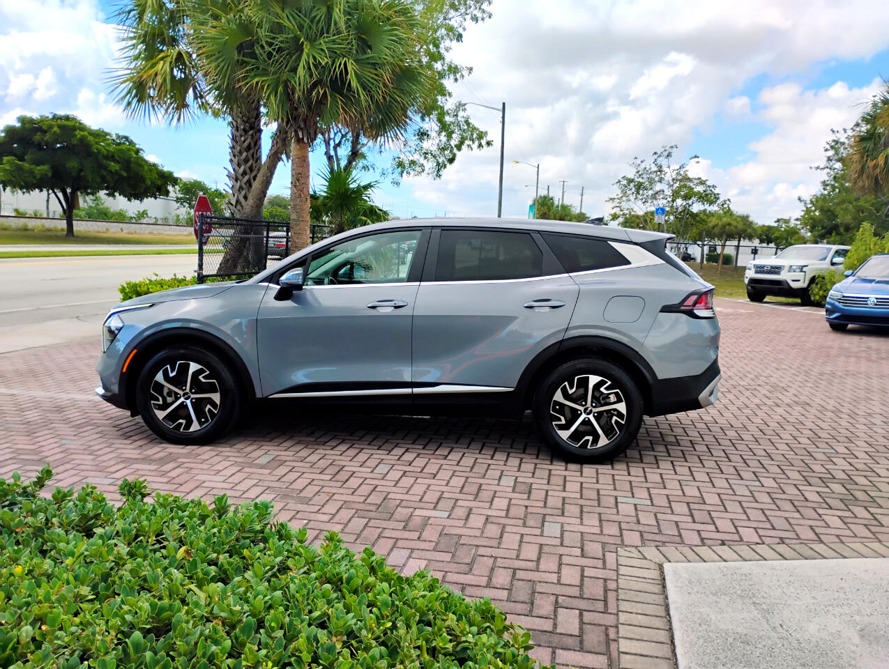 2023 Kia Sportage EX photo 2