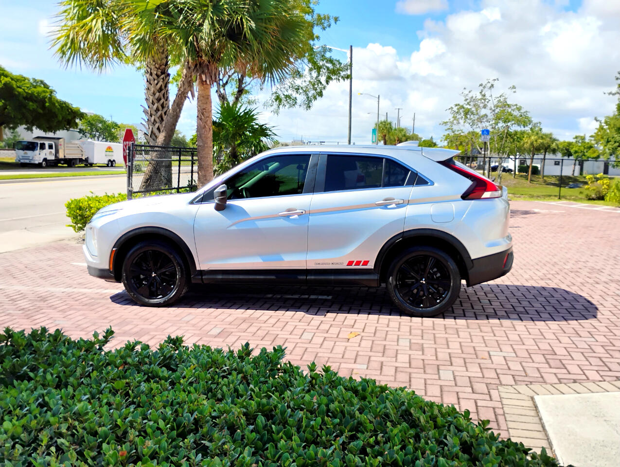 2022 Mitsubishi Eclipse Cross LE photo 2