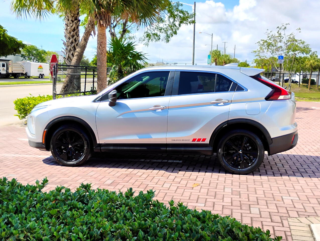 2022 Mitsubishi Eclipse Cross LE photo 3