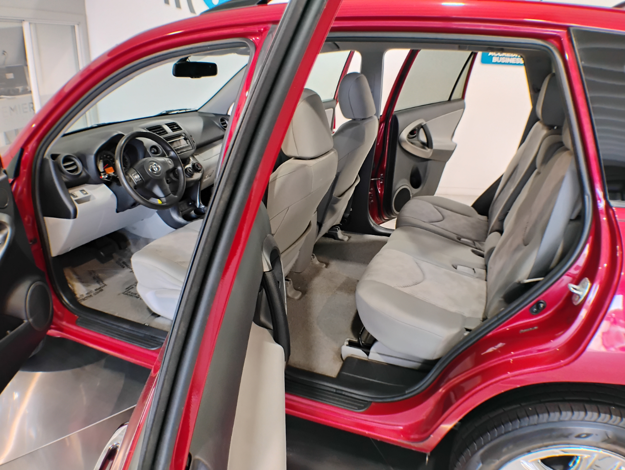 Toyota RAV4 Base V6 4WD 2012