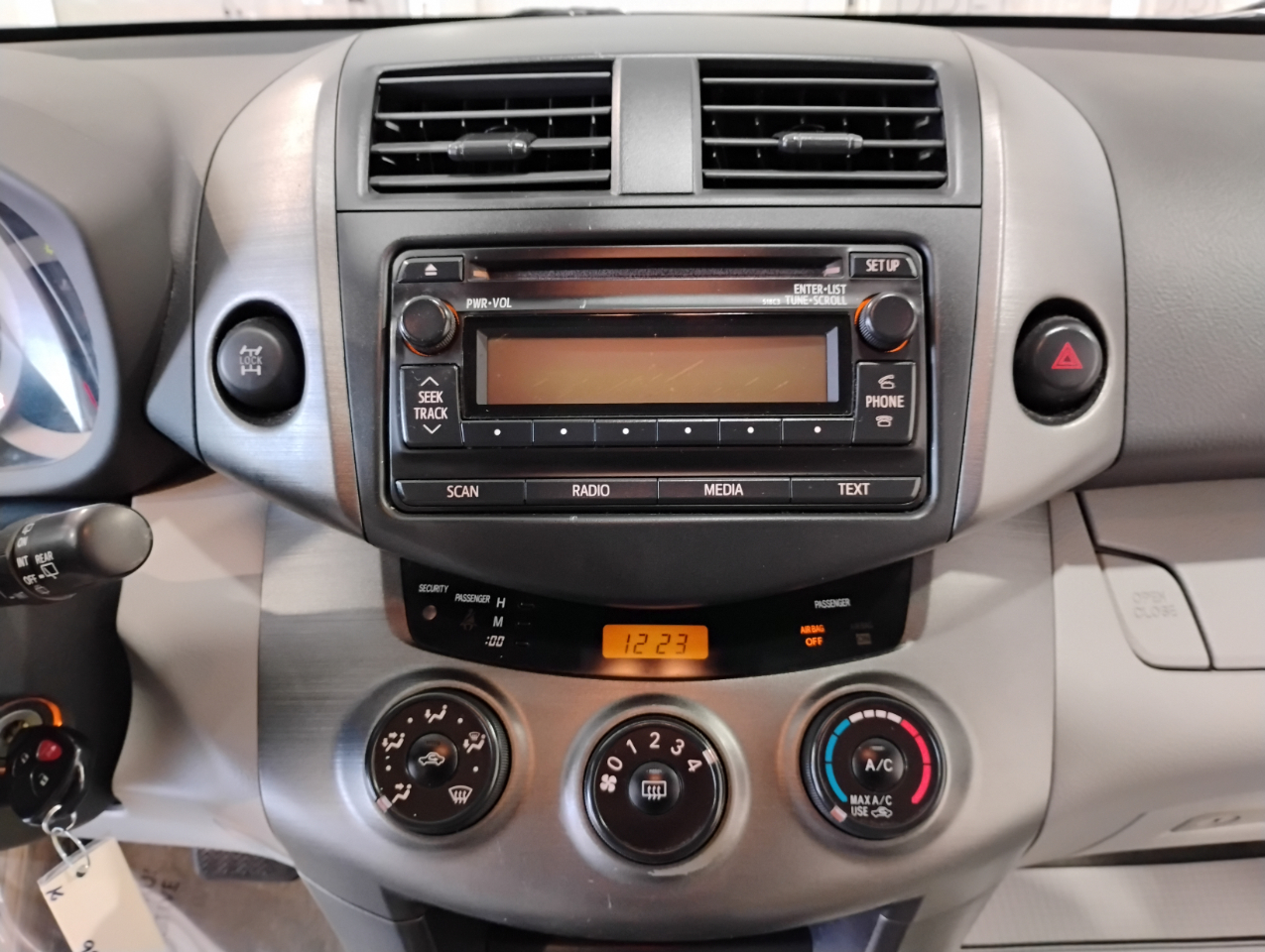 Toyota RAV4 Base V6 4WD 2012