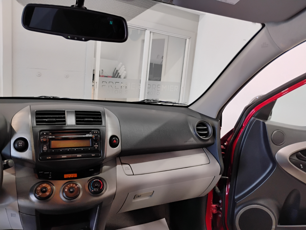 Toyota RAV4 Base V6 4WD 2012