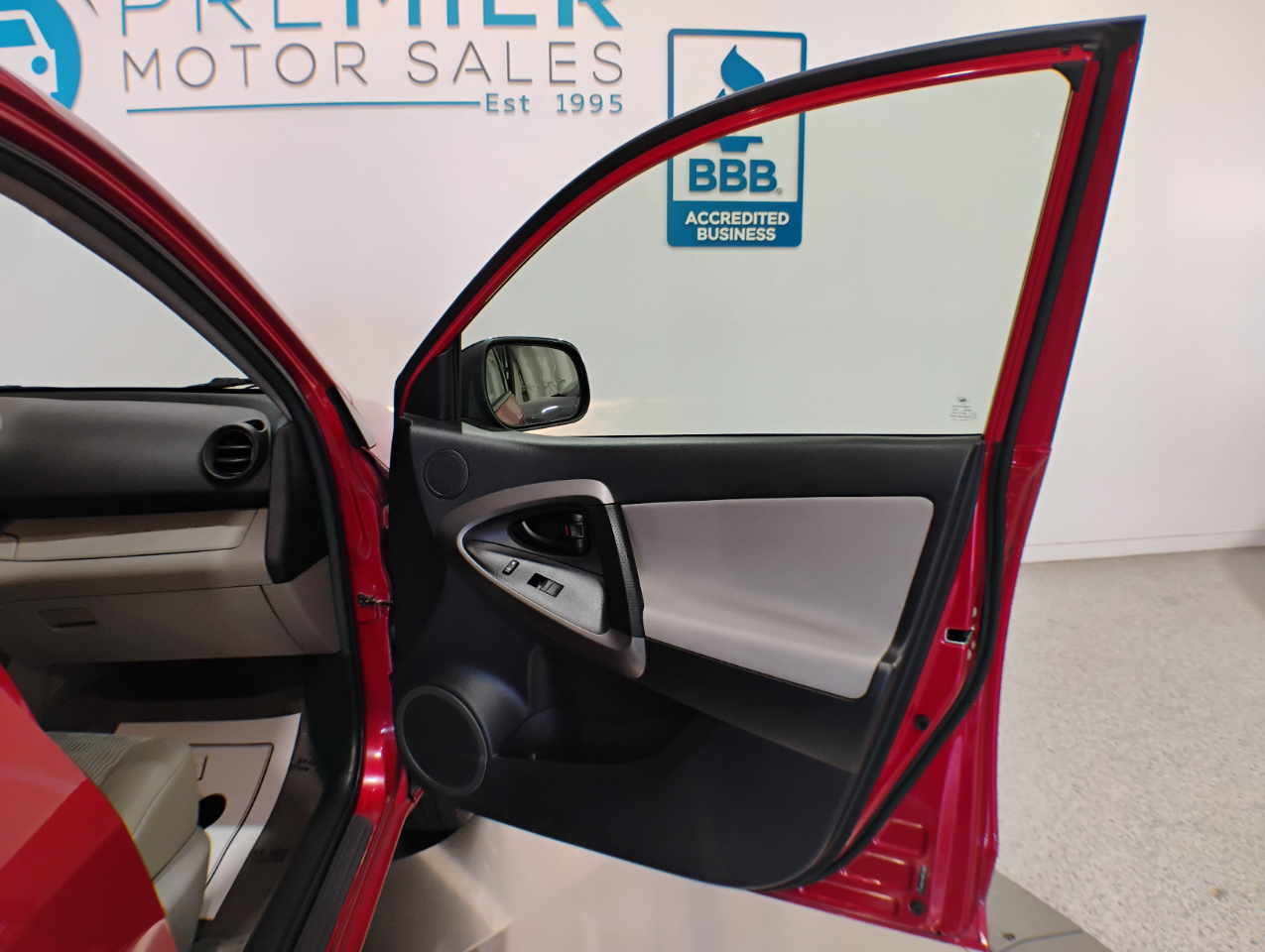 Toyota RAV4 Base V6 4WD 2012