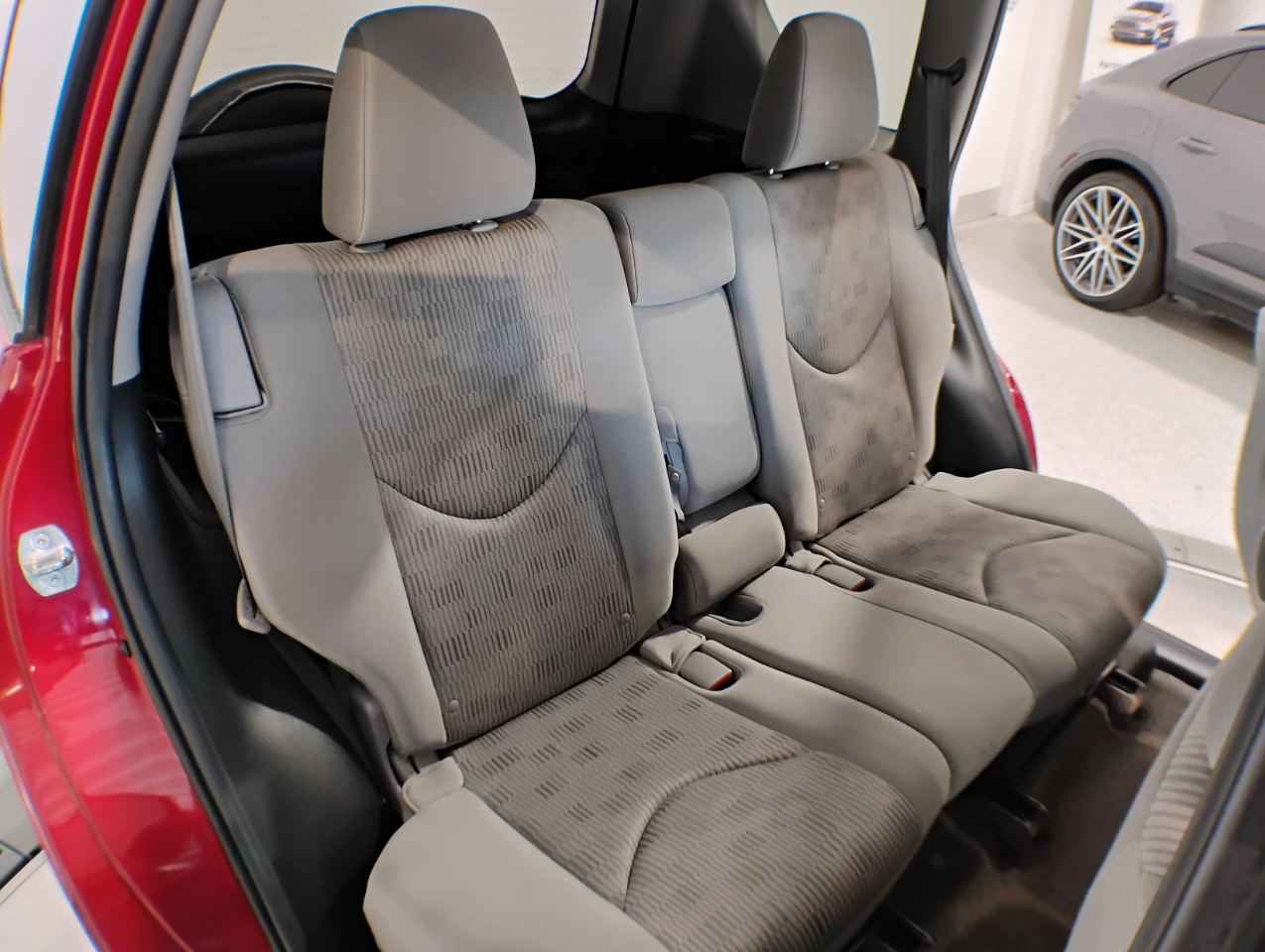 Toyota RAV4 Base V6 4WD 2012