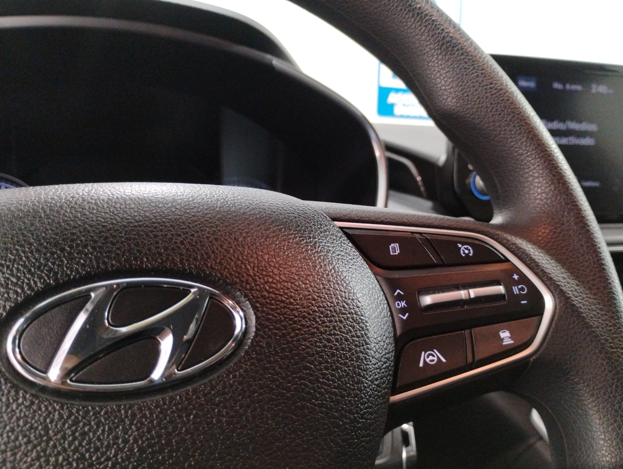 Hyundai Santa Fe SE 2023