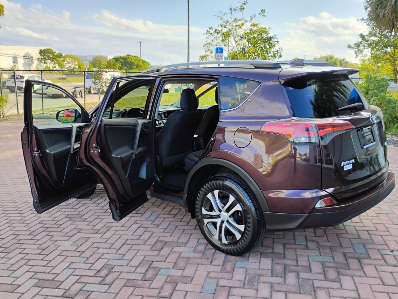 Toyota RAV4 LE FWD 2017