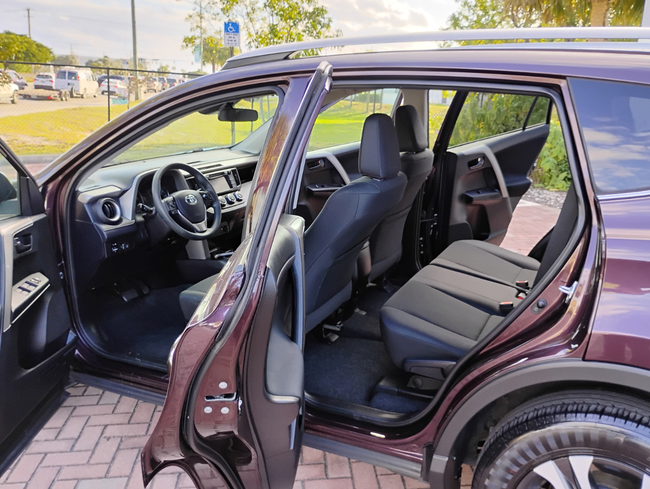 Toyota RAV4 LE FWD 2017