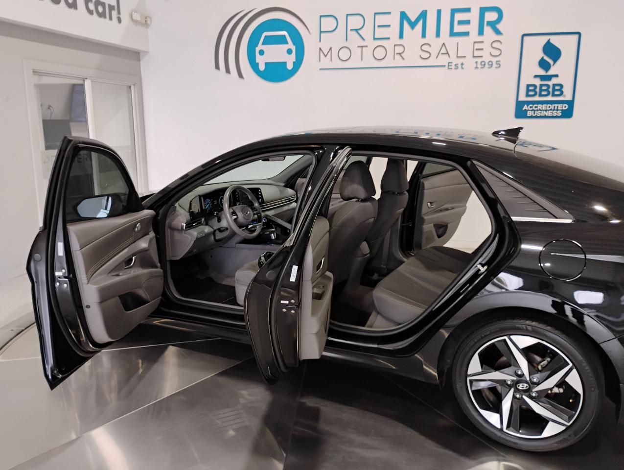 Hyundai Elantra SE Auto 2022