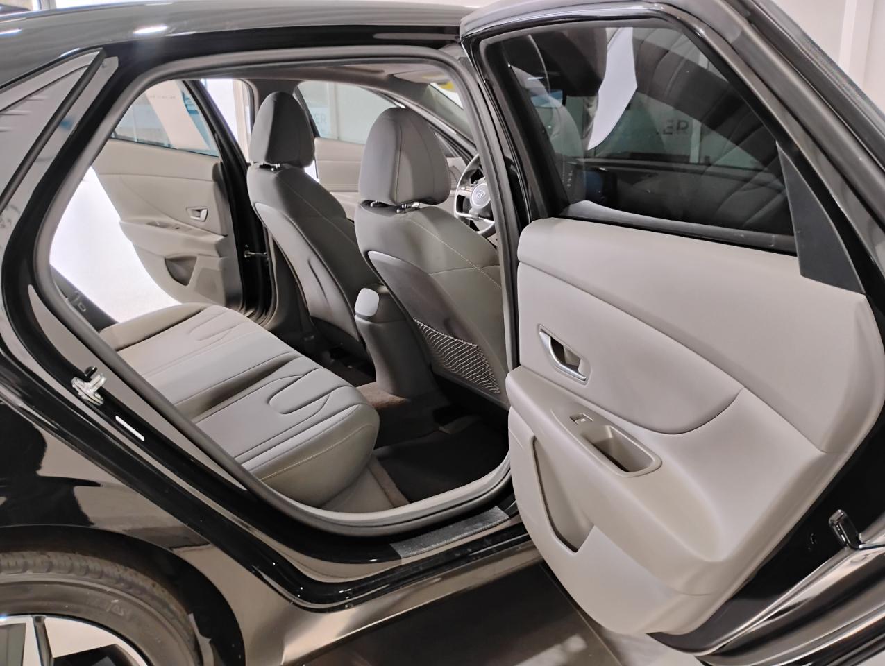 Hyundai Elantra SE Auto 2022