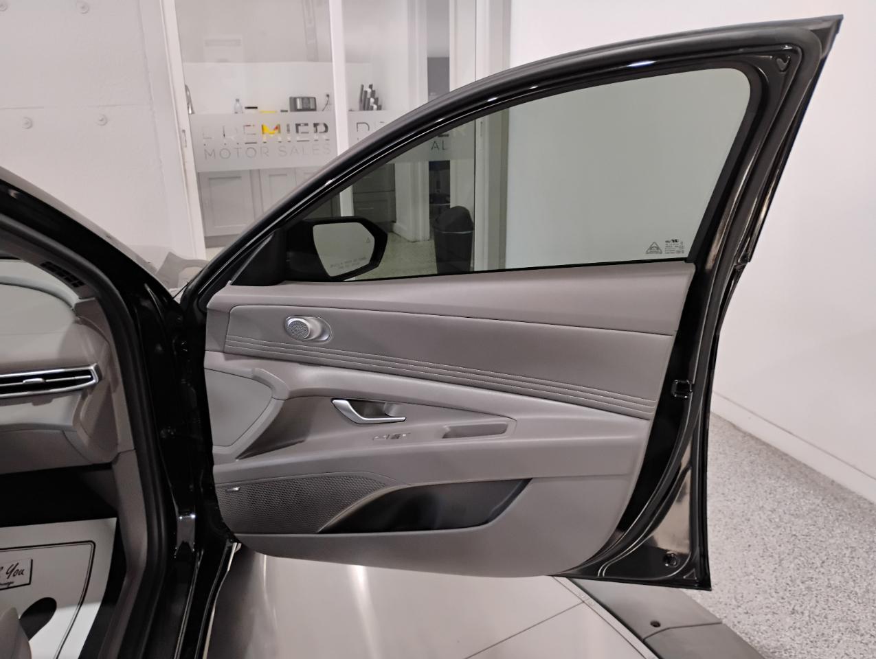 Hyundai Elantra SE Auto 2022