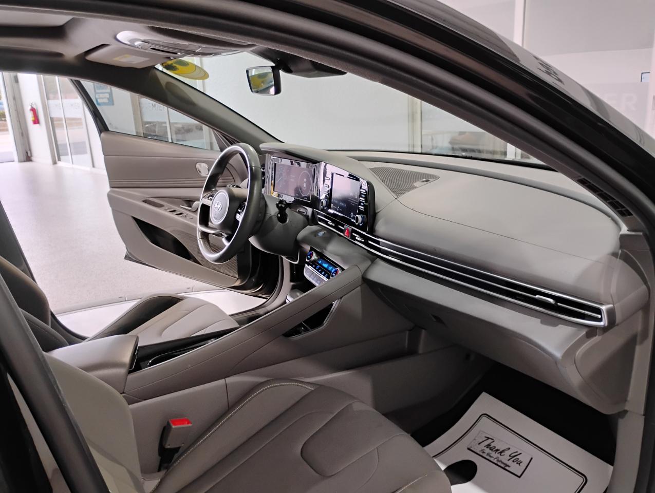 Hyundai Elantra SE Auto 2022