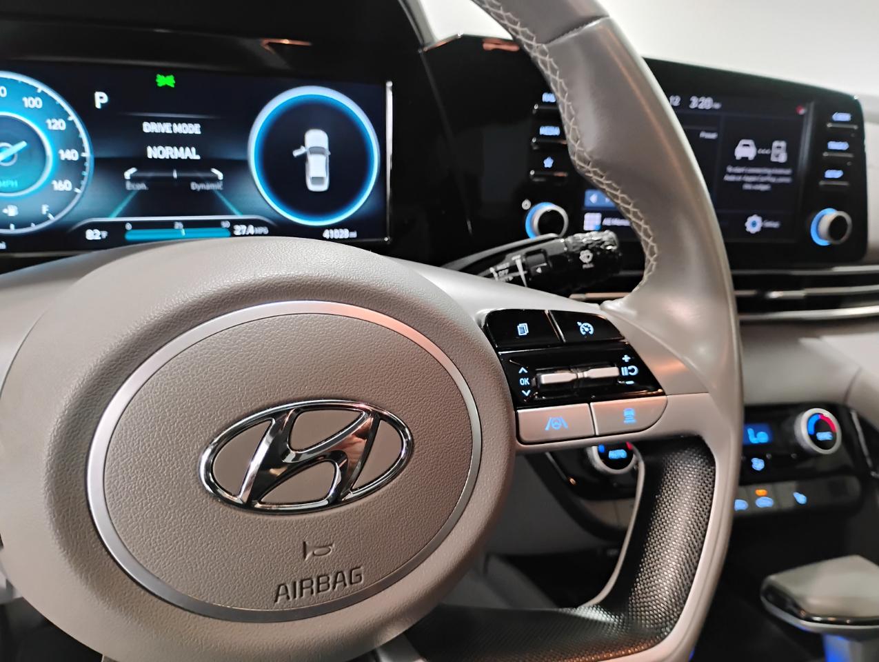 Hyundai Elantra SE Auto 2022