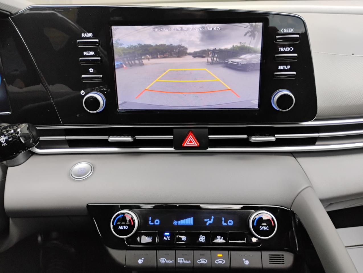 Hyundai Elantra SE Auto 2022