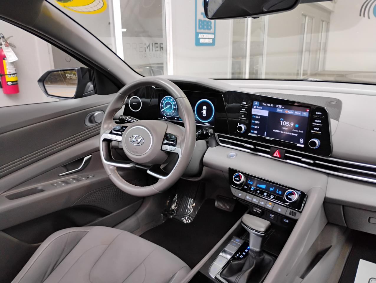 Hyundai Elantra SE Auto 2022