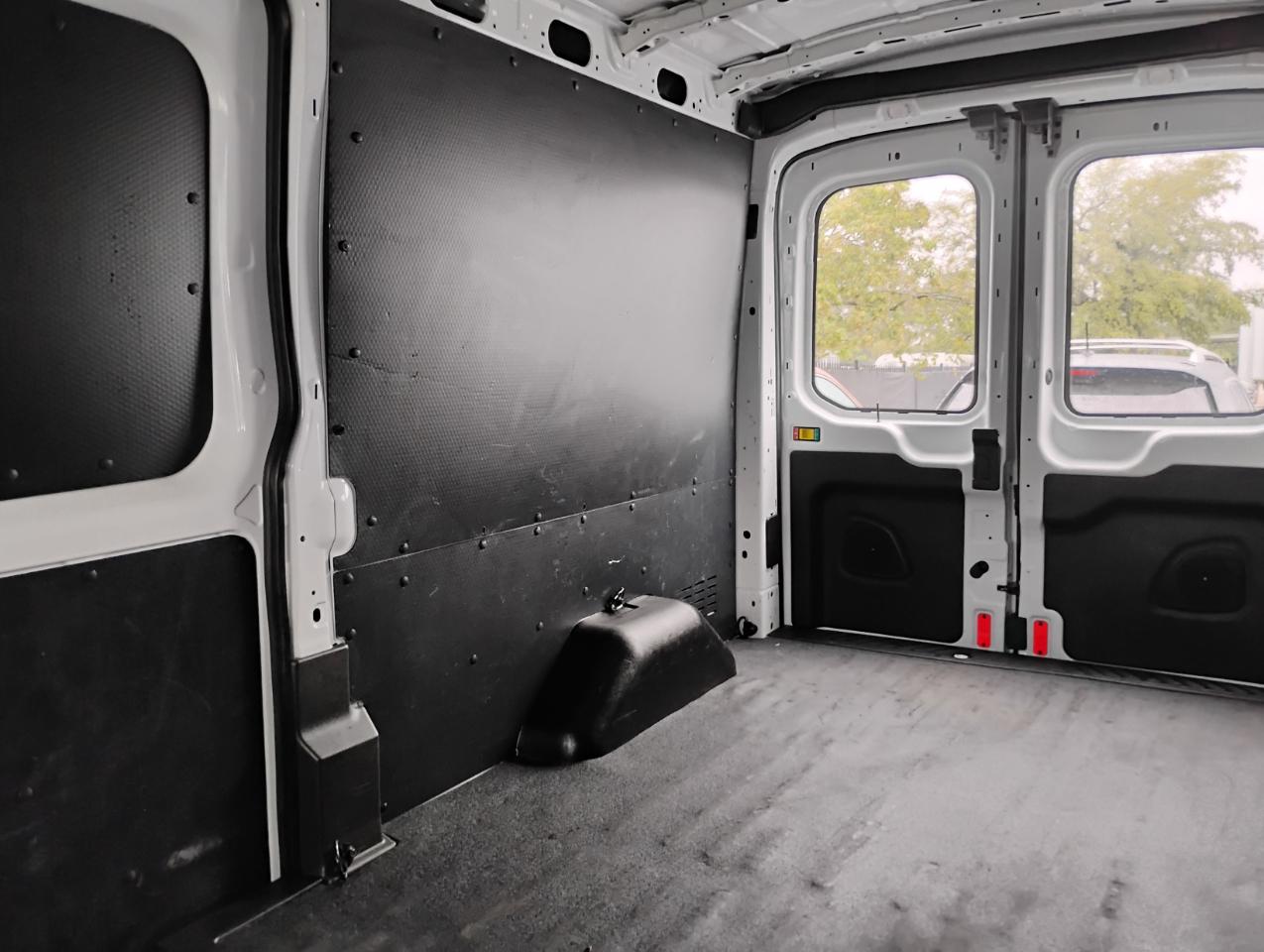 Ford Transit 250 Van Med. Roof w/Sliding Pass. 148-in. WB 2019