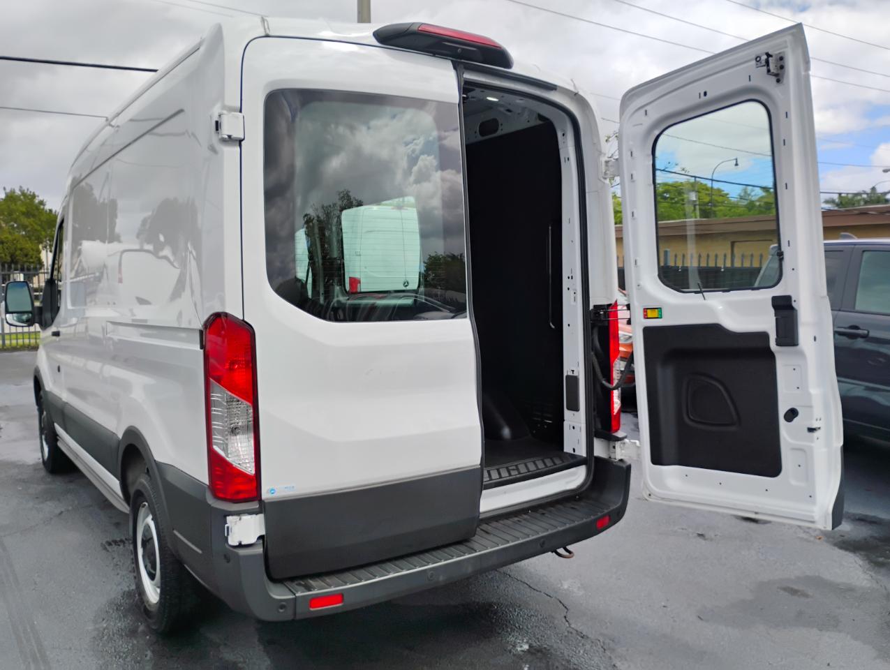 Ford Transit 150 Van Med. Roof w/Sliding Pass. 130-in. WB 2021