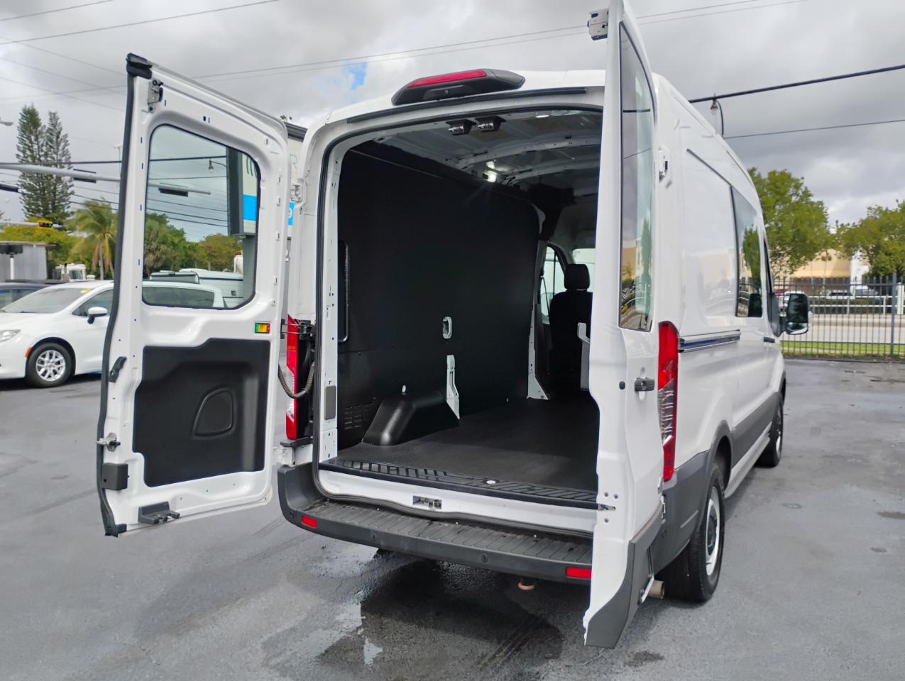 Ford Transit 150 Van Med. Roof w/Sliding Pass. 130-in. WB 2021