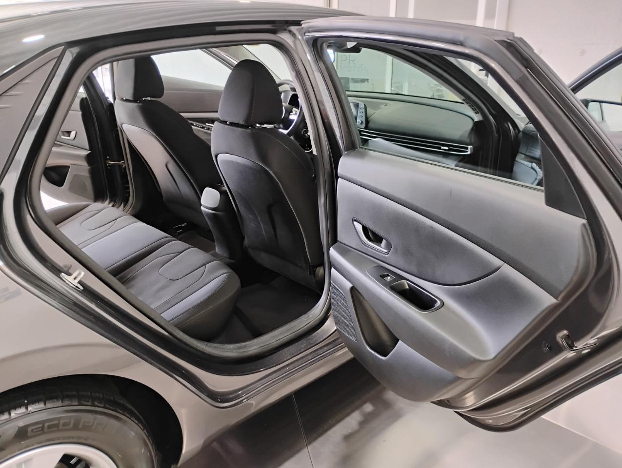 Hyundai Elantra SE 2021