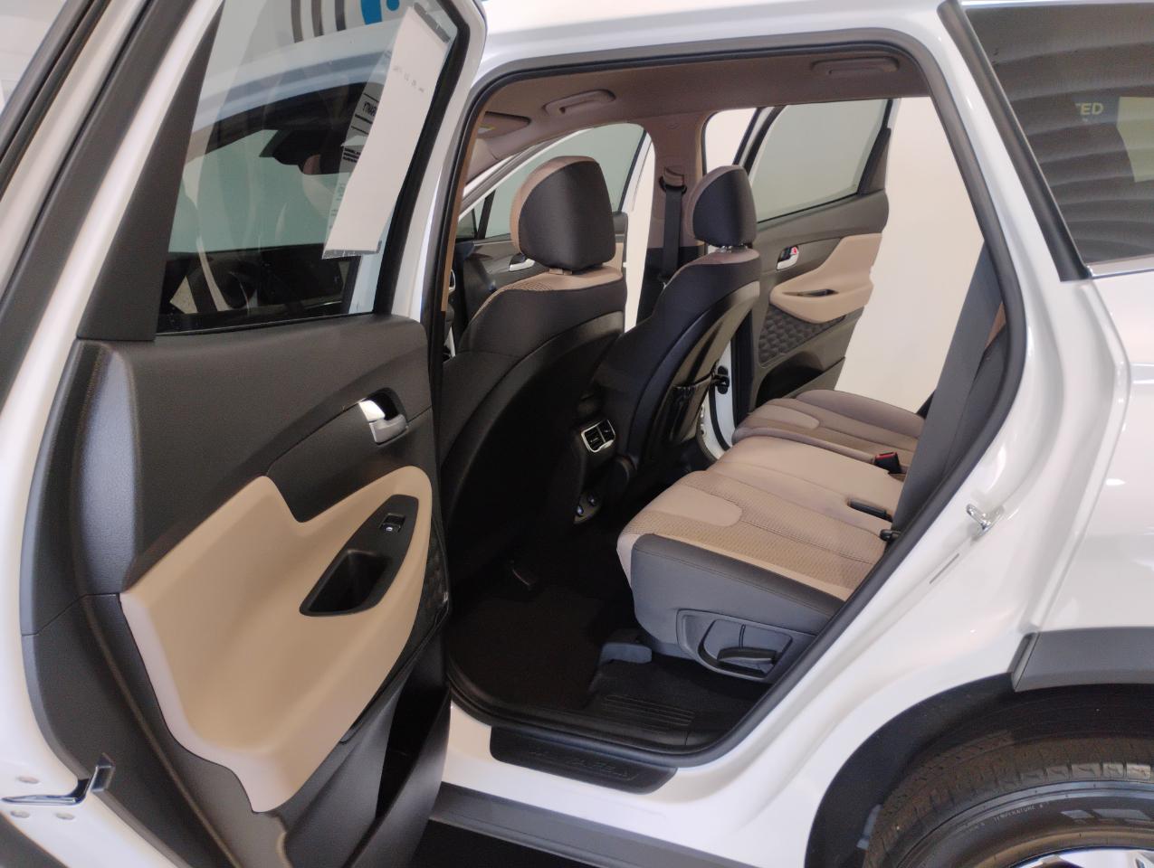 Hyundai Santa Fe SE 2023