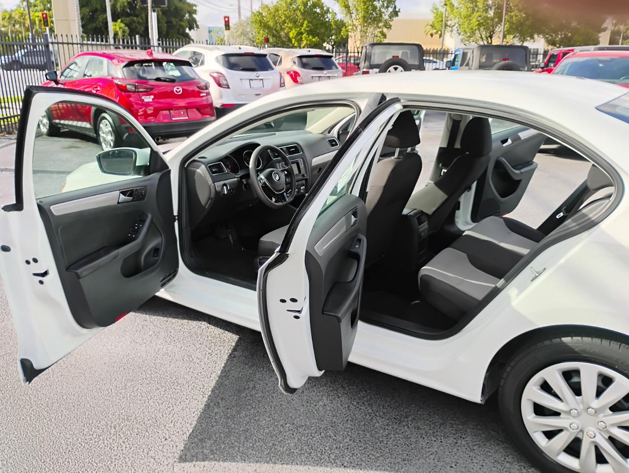 Volkswagen Jetta 1.4T S 6A 2017